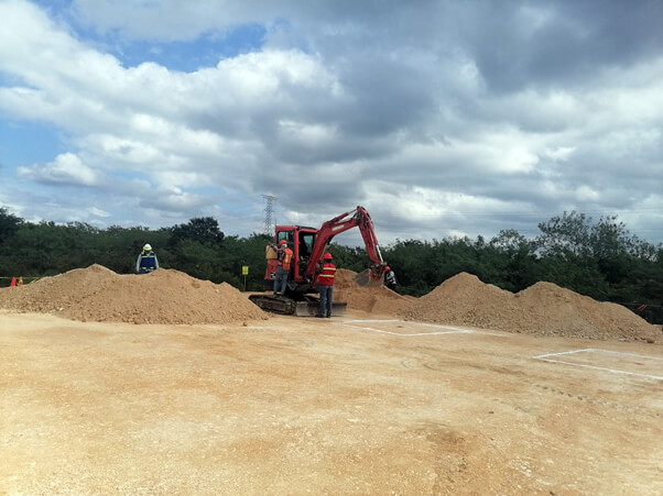 excavadorazapatatrenmaya.jpg